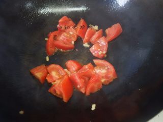 简简单单一碗番茄面,放入番茄翻炒