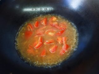 简简单单一碗番茄面,加入一点水、两勺料酒、一勺生抽、一小勺盐、一点点糖煮至番茄变软