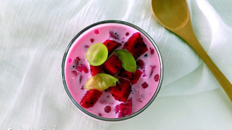 度夏消暑好饮品，火龙果西米露（附西米快熟方法及注意事项）,装杯，表层用果肉装饰。