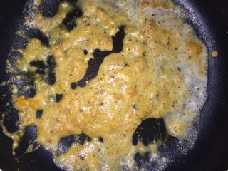 咸蛋黄焗山药,锅里留少许油，放入咸蛋黄泥，炒至发小泡后。
