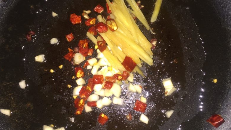 干锅手撕包菜,锅里留少许油，把姜丝，花椒，蒜，干辣椒段爆香