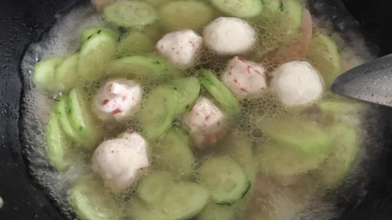黄瓜火腿海鲜汤,圆子因为是冷冻的，所以一定要多煮一会儿，直到看到它膨胀起来