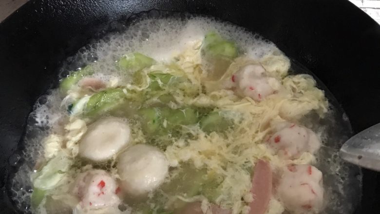 黄瓜火腿海鲜汤,圆子膨胀后，打入蛋花