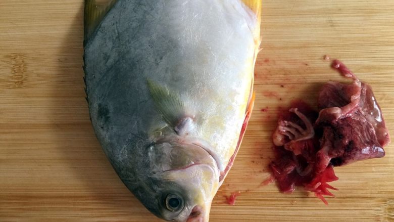 香煎金鲳鱼,2）取出内脏和鱼鳃。