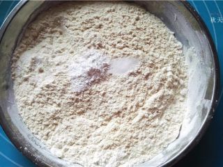 提拉米苏小饼干,将粉类的泡打粉和盐放入面粉中搅合一下；