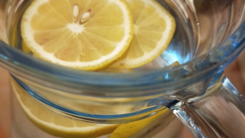 蜂蜜柠檬水,放入切好的柠檬片