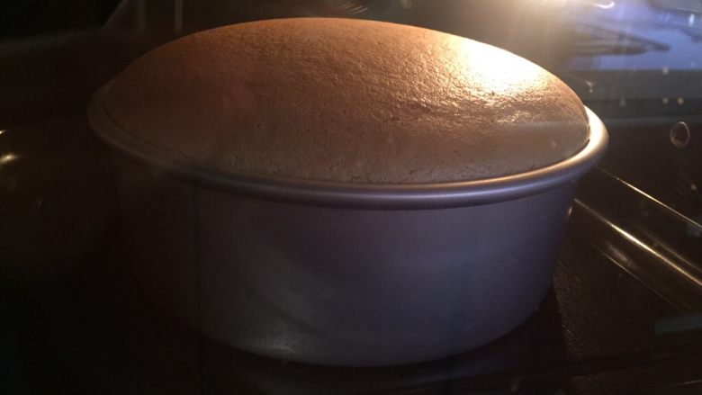 鲜花💐蛋糕,放入预热好的烤箱，150度上下火，烤制55－60分钟
