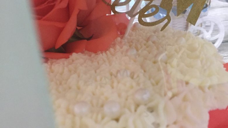 鲜花💐蛋糕,系上蛋糕盒同色系丝带，完成✅