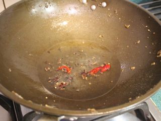 香卤千层豆干,用色拉油将八角、花椒、辣椒炒香。