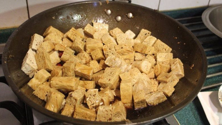 香卤千层豆干,将洗净的豆干加入酱汁中拌炒，煮滚后转用小火慢煮。
