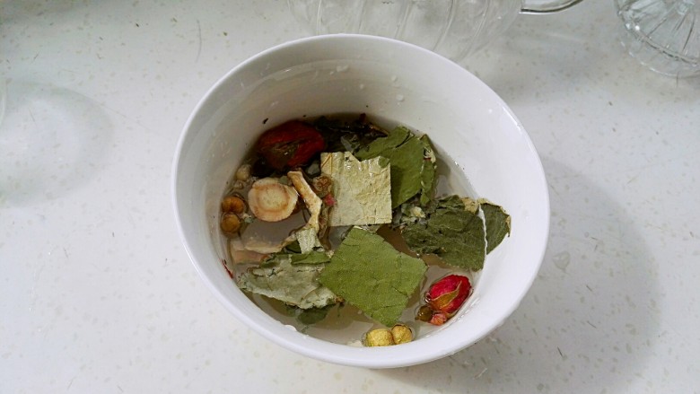 荷叶玳玳花茶,把冰糖放茶壶里，其他原料用水清洗下浮尘。