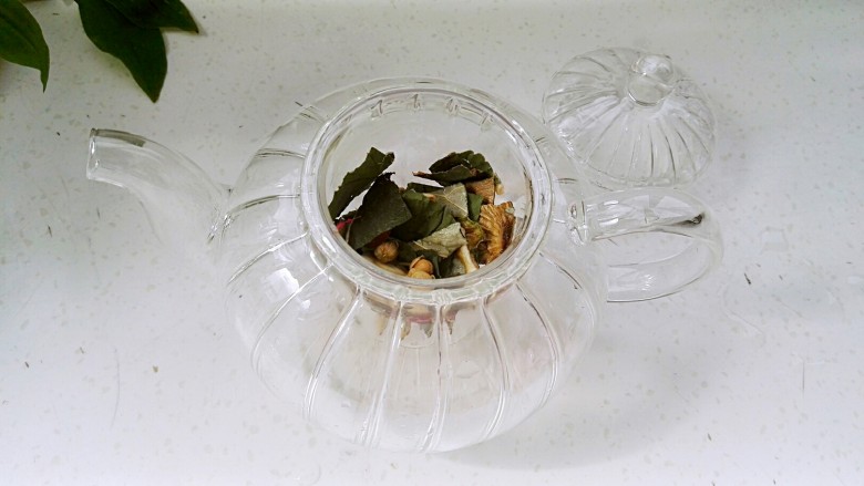 荷叶玳玳花茶,把清洗后的原料放茶隔中。