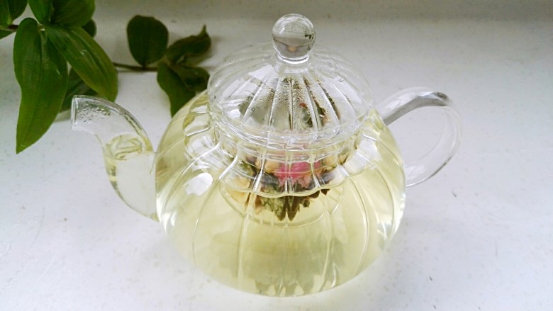 荷叶玳玳花茶,盖盖焖五分钟左右既可饮用。