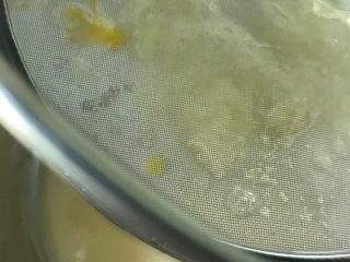 盆栽布丁杯,鸡蛋液过筛。