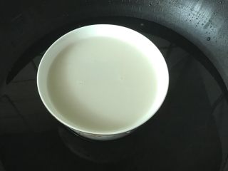盆栽布丁杯,将混合的牛奶和椰子汁加热备用（不要煮熟，只要温热即可）