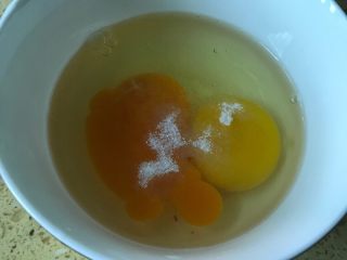 盆栽布丁杯,将糖粉放入鸡蛋中。
