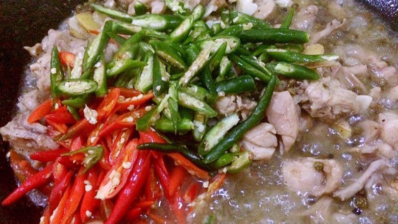 哑巴兔（四川重口味菜系）,汤汁快收干时，加入红米椒、青米椒，转中火快速翻炒，但不能把辣椒炒软了。