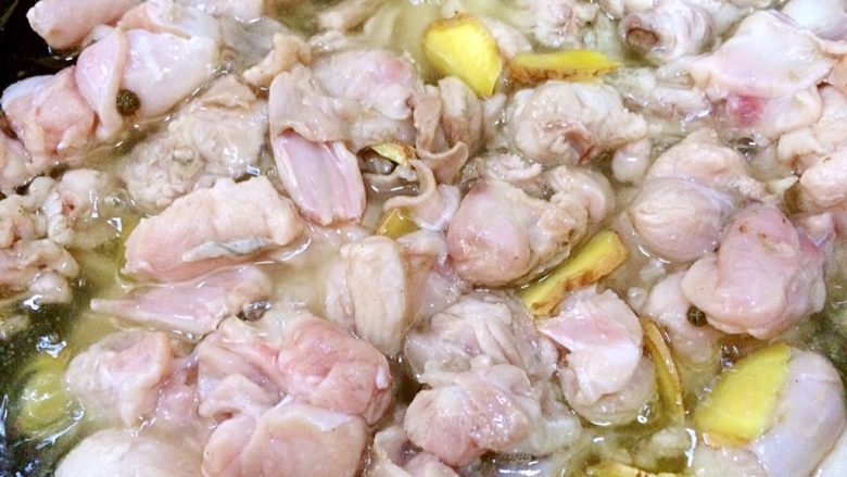 哑巴兔（四川重口味菜系）,锅中放油，油半热后一起放入兔肉和剩余的姜片，用中火翻炒。