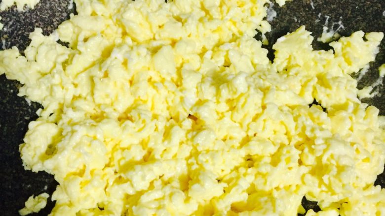金黄海米韭菜鸡蛋肉盒子
你吃过嘛？,锅内倒油，油热倒入鸡蛋液，同时用筷子打散成小块，鸡蛋炒熟后盛出备用