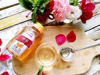 补血益气养颜茶,泡出颜色后，倒入分杯中，凉到温热调入蜂蜜即可饮用。