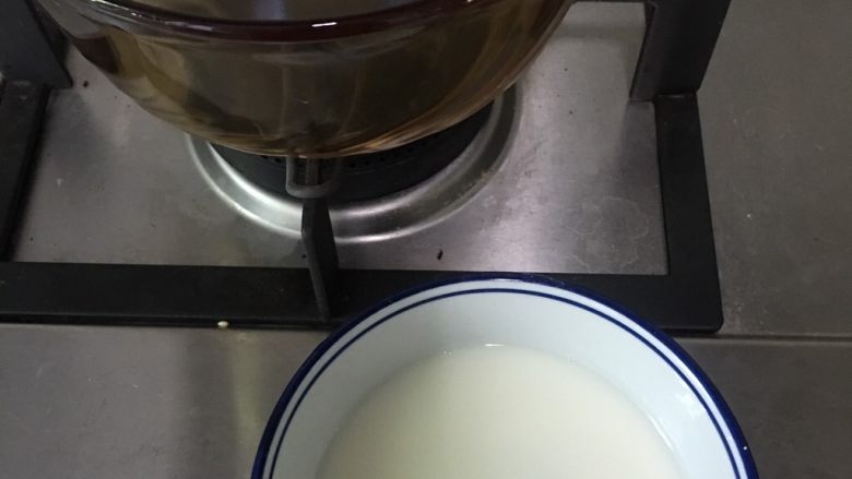 凉糕,200克水烧沸后舀取一半倒入凉糕水碗里继续搅拌均匀。
