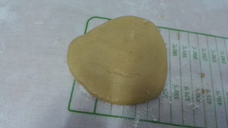 广式枣泥月饼,面团用掌根压扁呈圆形。