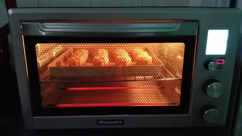 广式枣泥月饼,继续烤15分钟左右，表面金黄即可。
