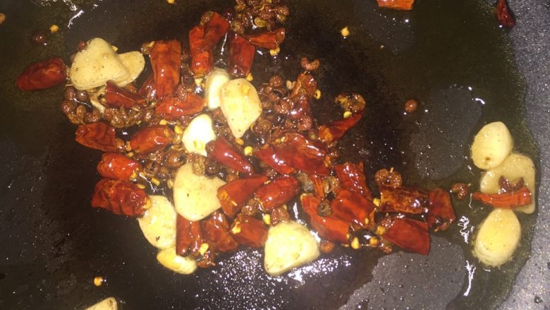 干煸豆角,锅里留少许油，把蒜片，花椒，干辣椒爆香