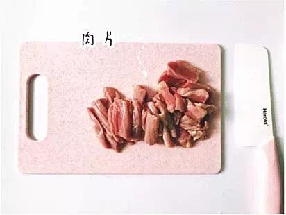 自制肉松,将<a style='color:red;display:inline-block;' href='/shicai/ 11224'>猪里脊</a>洗净按纹理切成肉片或者肉粒，将肉上面的白色脂肪和透明膜弄干净。