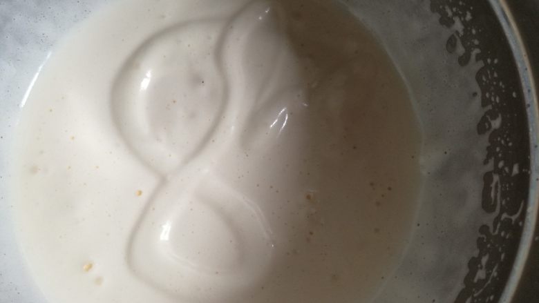萌萌哒动物棒棒糖蛋糕,直到蛋液膨胀变成白色，提起打蛋器，滴落的蛋液能画出一个8字且不会马上消失