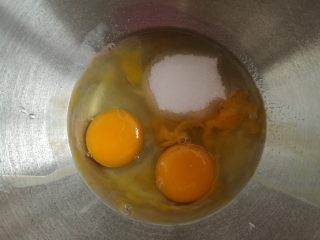 萌萌哒动物棒棒糖蛋糕,鸡蛋加入细砂糖，打蛋盆隔温水打发