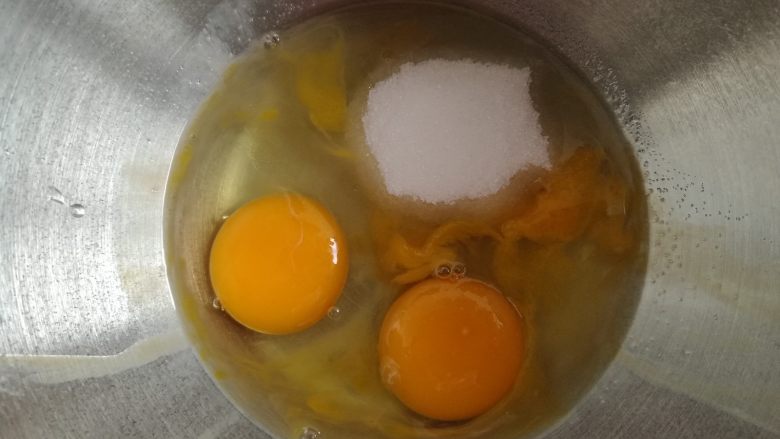 萌萌哒动物棒棒糖蛋糕,鸡蛋加入细砂糖，打蛋盆隔温水打发