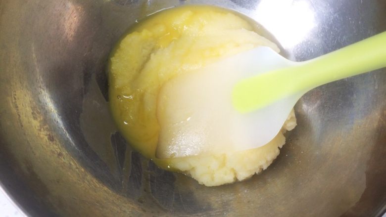 流心泡芙玛芬,用刮刀按压面糊和蛋液，并继续添加2次蛋液，刮刀按压。