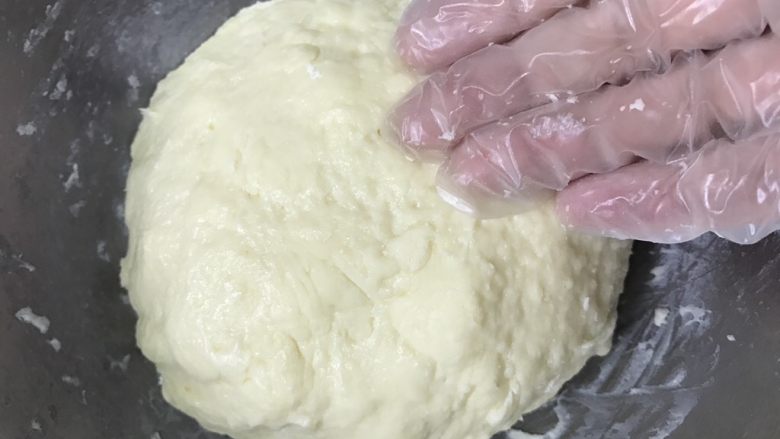 蜜豆炼乳司康饼,揉匀，揉好后的面团不在粘手。