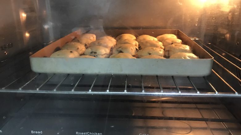 蜜豆炼乳司康饼,放入烤箱中层，200度上下火，烘烤13-15分钟。具体温度参考自己家烤箱脾气。