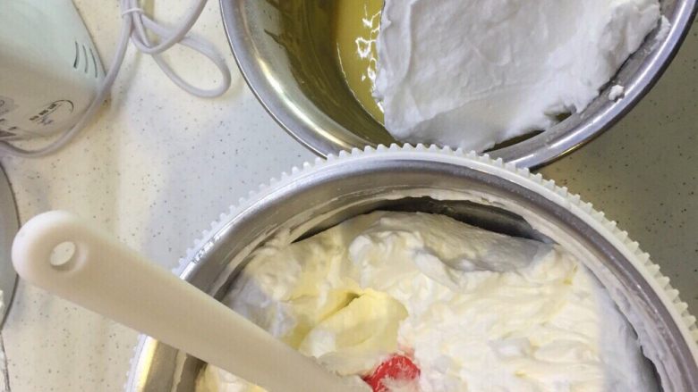 榴莲豆乳蛋糕,取1/3蛋白霜，加入到蛋黄糊中翻拌均匀，再取1/3蛋白霜，加入到蛋黄糊中翻拌均匀，然后把混合好的面糊倒入到蛋白盆里，继续翻拌均匀。