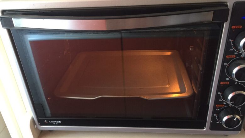 榴莲豆乳蛋糕,烤箱预热150度上下火
