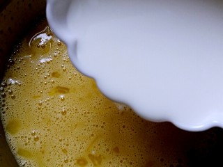 奶黄包,7、拌匀后的鸡蛋液你继续加入牛奶，同样搅拌均匀