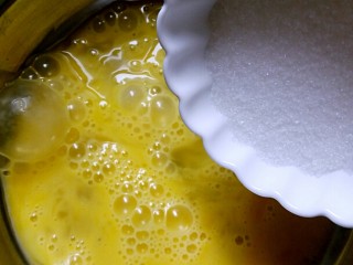 奶黄包,6、搅拌好的鸡蛋里放入白糖，继续拌匀