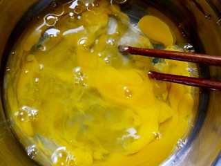 奶黄包,5、另取一个容器，把两个鸡蛋打散搅拌匀