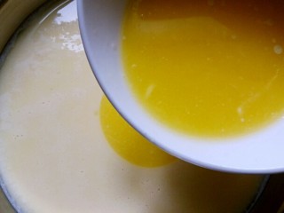 奶黄包,11、把黄油软化后放入过滤后的奶黄液里