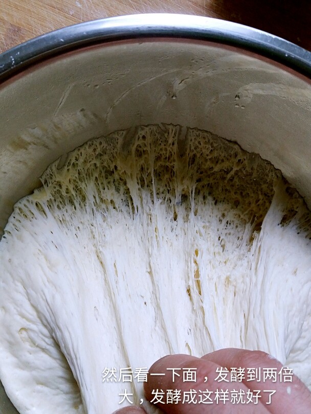 奶黄包,15、面团发酵后，多揉几次排出空气，也可以使奶黄包更光滑