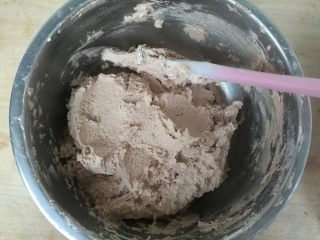 巧克力淡奶油曲奇,搅拌均匀，没有干面粉即可，不要搭理搅拌，面粉会起筋影响曲奇的酥松。