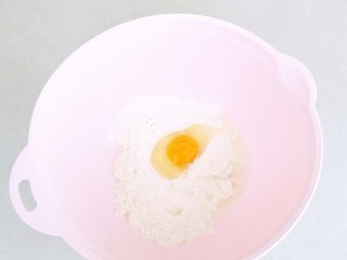 清爽豆浆凉面,面粉中放入1克盐，打入鸡蛋一个，加入适量清水。