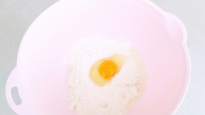 清爽豆浆凉面,<a style='color:red;display:inline-block;' href='/shicai/ 519'>面粉</a>中放入1克盐，打入鸡蛋一个，加入适量清水。