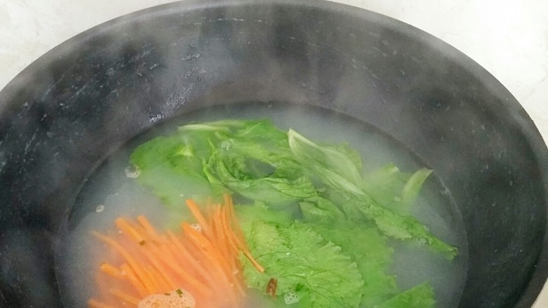 清爽豆浆凉面,捞出面条过凉开水，放入生菜和胡萝卜断生。