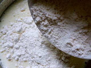 奶黄包,8、接着放入50克面粉，继续拌匀