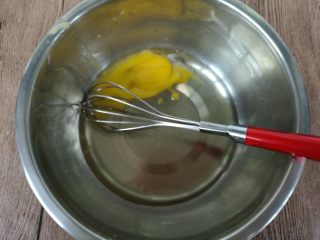 植物油版核桃酥,玉米油、蛋黄放入盆内混合搅拌乳化均匀。