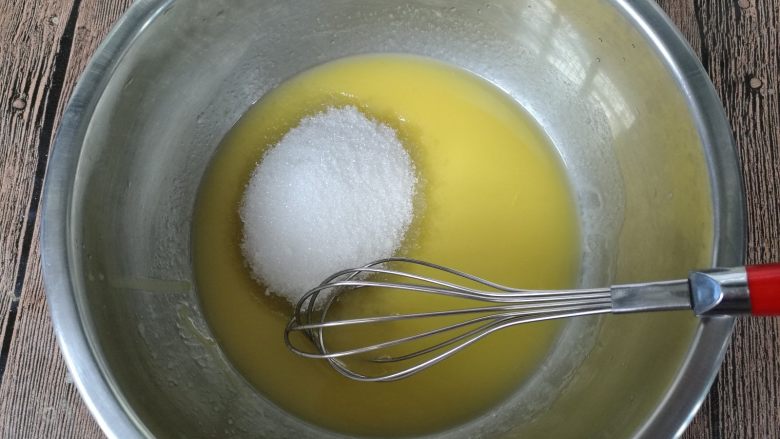 植物油版核桃酥,加入细砂糖。