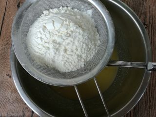 植物油版核桃酥,将泡打粉、小苏打与低筋粉混合筛入蛋黄盆内。